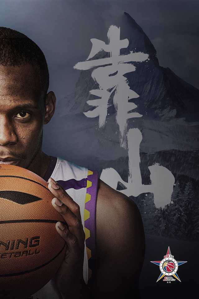 定海神针哈德森，神情专注而坚定，双手抱球置于胸前，仿佛在告诉全世界：有我在，这里就是最稳固的阵地。