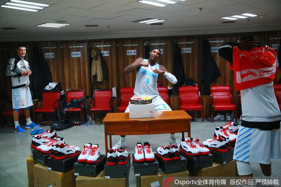 说时迟那时快，一块巨大的蛋糕精准地盖在了西热力江的脸上，瞬间奶油四溅，一旁的队友们激动得振臂高呼，仿佛投中了绝杀球。