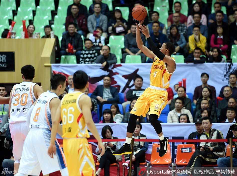 哈达迪送出大帽后快下，外线队友心领神会，三分线外果断发炮，展现内外连线威力。