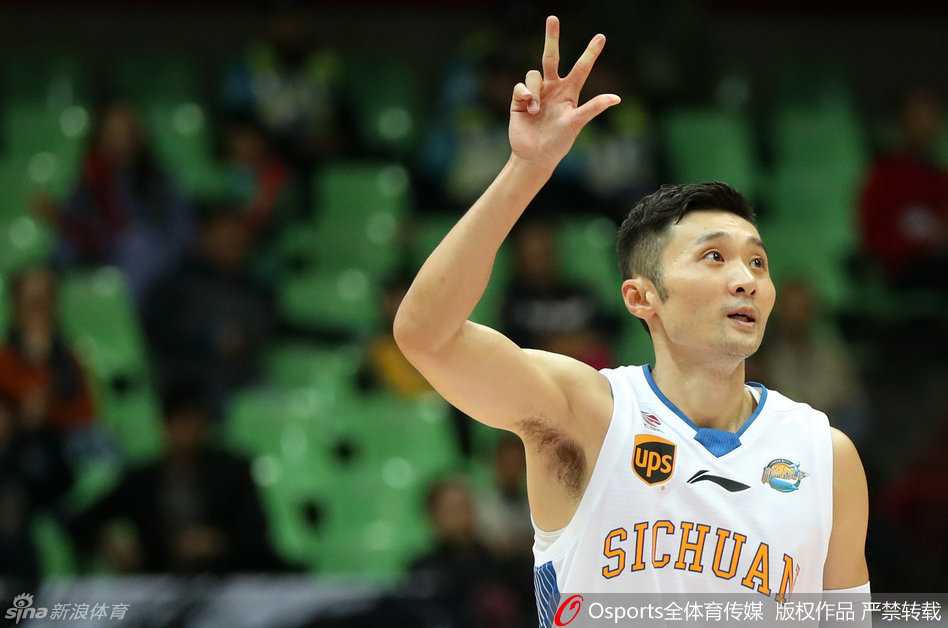 四川队魂孟达外线果断出手，篮球划过完美弧线，直奔篮筐而去，彰显本土射手本色。