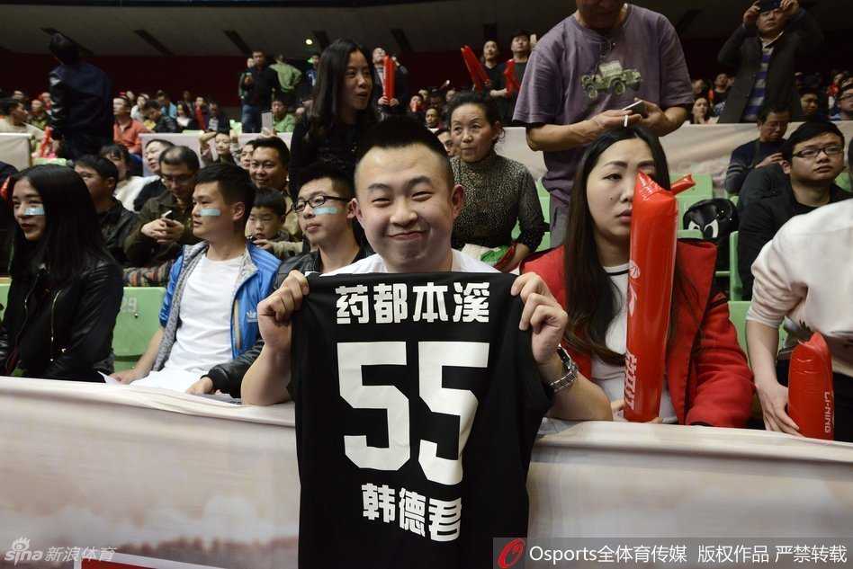 一位支持四川主队的女球迷，脸上画着橙色的油彩，在球队得分后激动地鼓掌欢呼，明亮的眼眸中闪烁着对篮球纯粹的热爱，成为激烈比赛中一道靓丽的风景线。