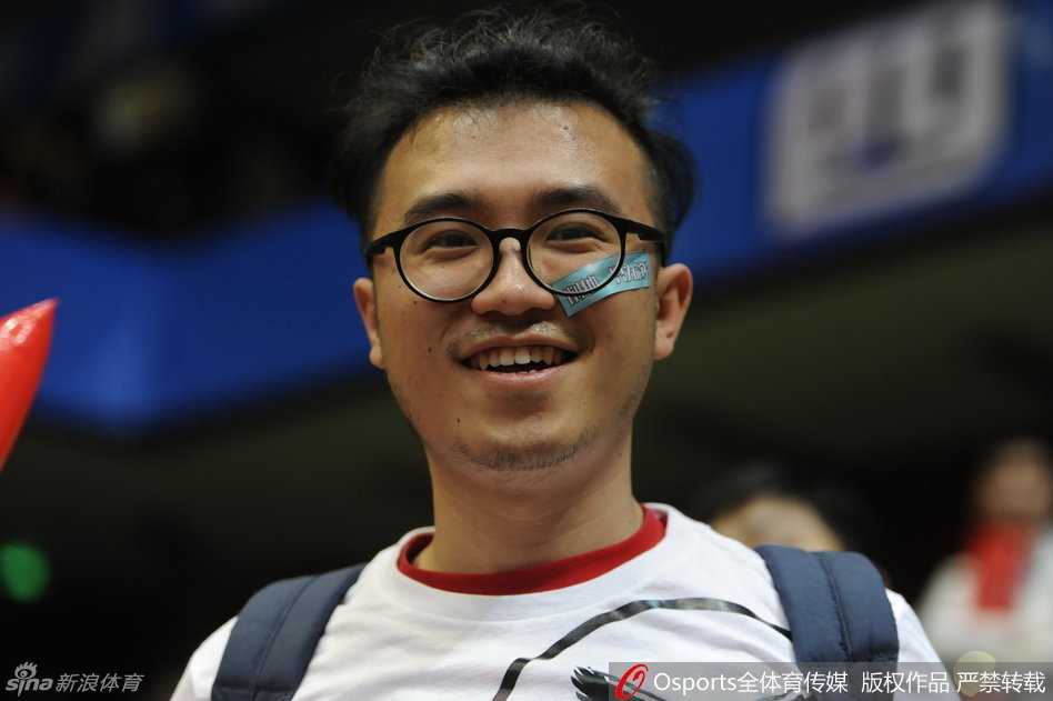 比赛结束后，看台上的球迷们依然不愿离去，几位辽宁球迷眼含热泪，向着场内的方向久久鼓掌，感谢球员们的拼搏，那种复杂的情感——遗憾、不甘与期待——交织在空气中，令人动容。