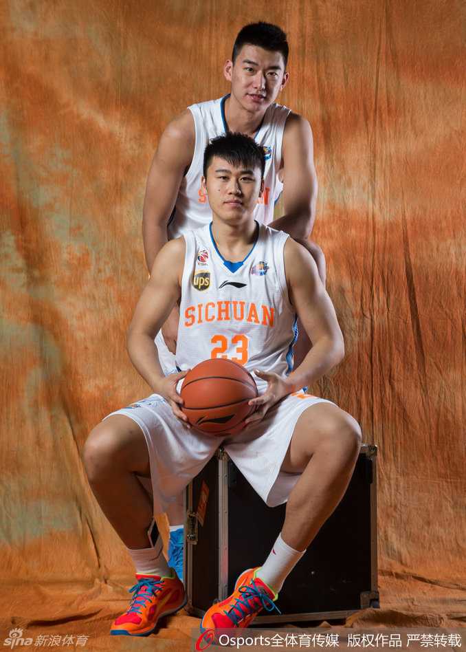 三外援哈里斯、哈达迪、邓特蒙并肩而立，他们是球队攻城拔寨的超级武器