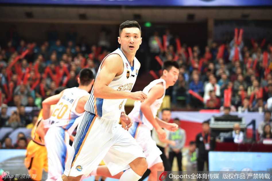 外援哈里斯如出膛炮弹般持球直杀禁区，面对重重防守，他毫无惧色，眼神中充满了直捣黄龙的坚定与决绝。