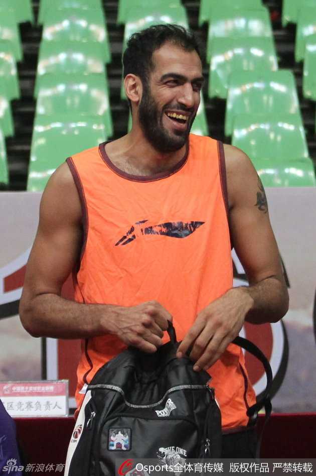 哈里斯面对摆放好的椅子模拟防守人，进行急停跳投训练，身体对抗后的姿势极其逼真，仿佛此刻辽宁队的防守者就站在面前。