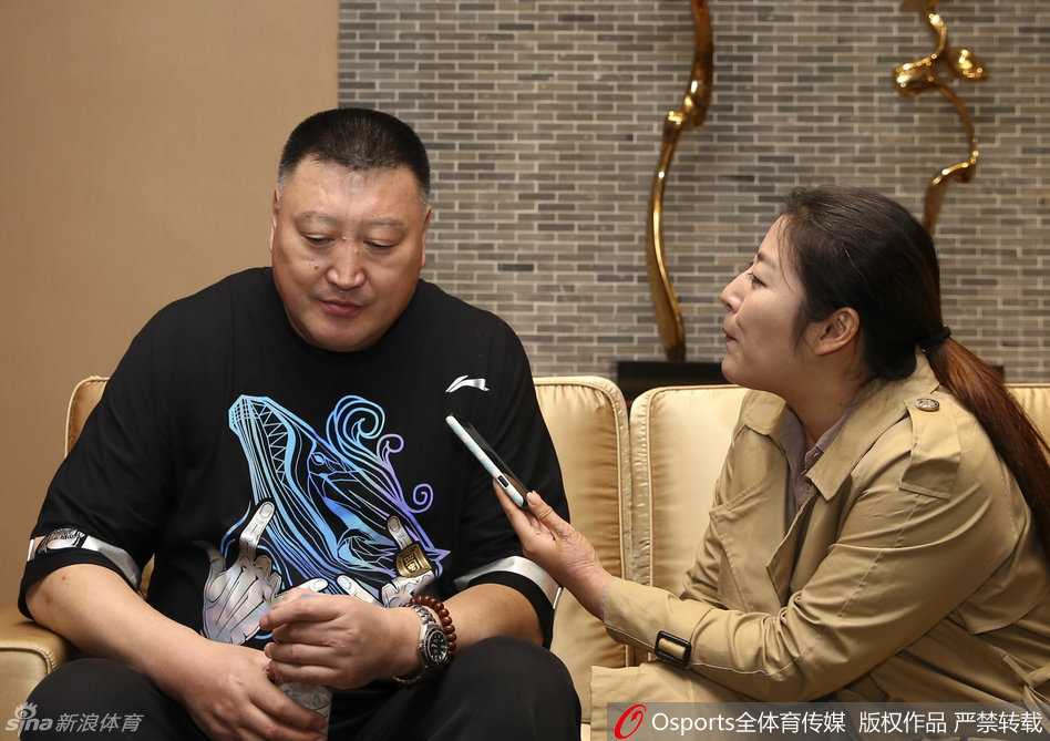 张春军面对镜头露出腼腆而自豪的微笑，金牌安静地挂在胸前，这位总决赛的奇兵用朴实无华的表现证明了自己在顶级赛场的价值。