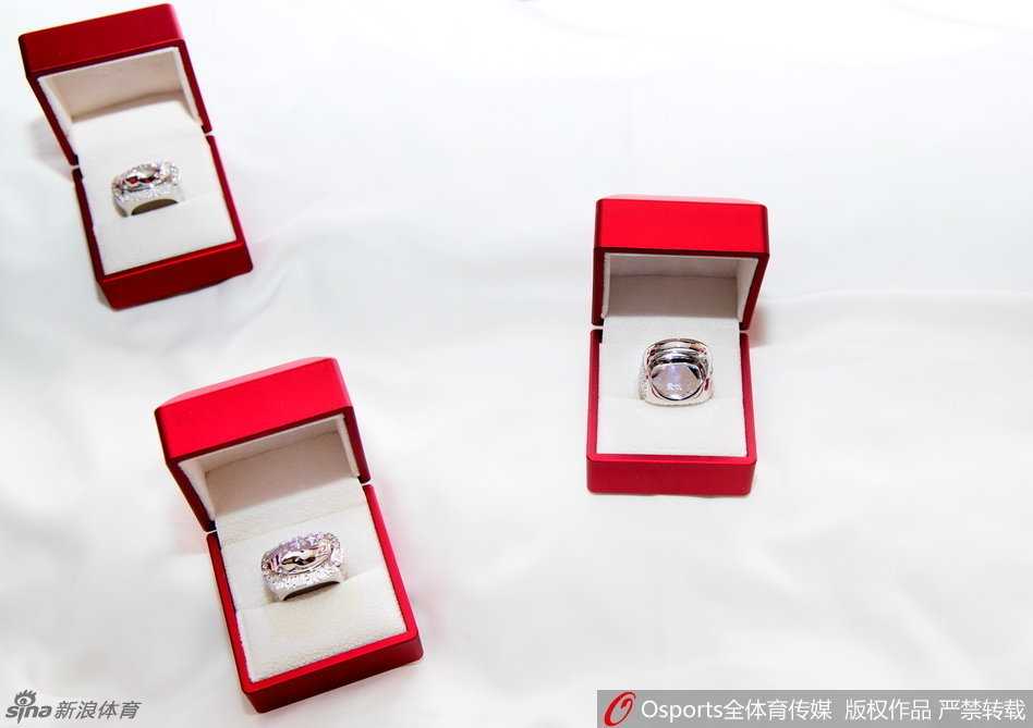 揭幕战前，四川男篮全体成员在场地中央站成一排，他们整齐地举起佩戴着总冠军戒指的右手，在聚光灯下留下了一张具有历史意义的全家福