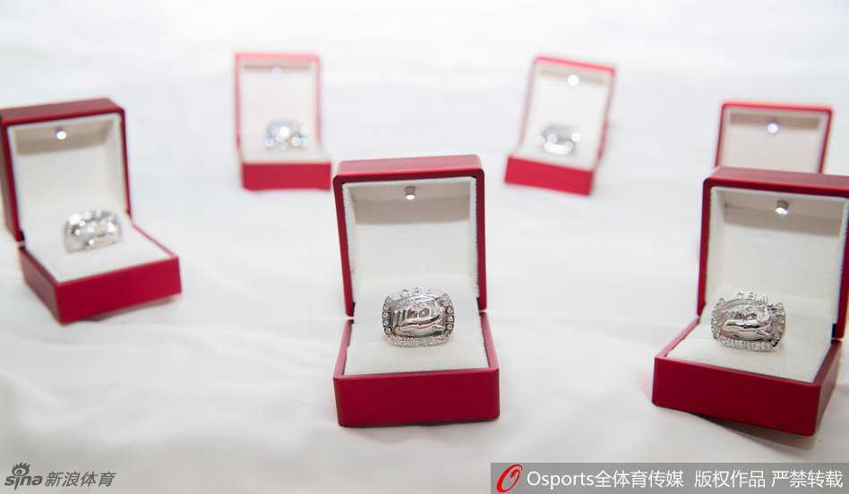 伊朗中锋哈达迪双手捧着属于自己的总冠军戒指和总决赛MVP手模，眼神中充满珍视，他深深低下头亲吻戒指，表达对这份荣誉的无限热爱