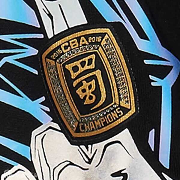 蜀地荣耀时刻 冠军归蜀的加冕礼与幕后故事 在球队更衣室里,刚刚换好冠军T恤的队员们围成一圈,张春军、孟达等人脸上洋溢着笑容,墙上醒目的‘四川’二字与T恤胸前的图案交相辉映,记录下这荣耀的一刻。