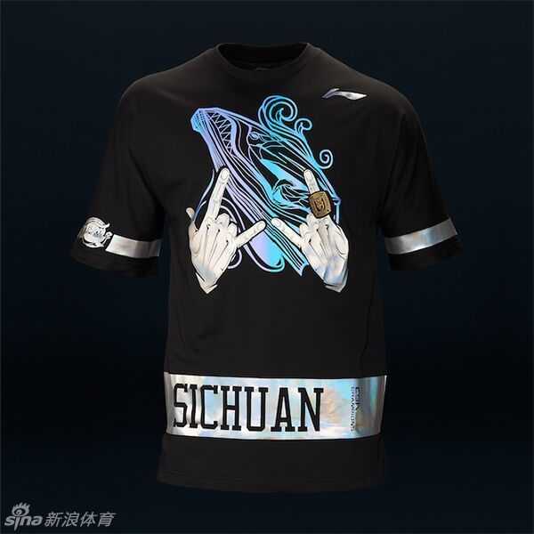 蜀地荣耀时刻 冠军归蜀的加冕礼与幕后故事 终场哨响瞬间,四川队球员们冲进场内激情拥抱,哈达迪仰天长啸,哈里斯与队友撞胸怒吼,整个赛场被金色的喜悦和飞舞的彩纸彻底淹没。