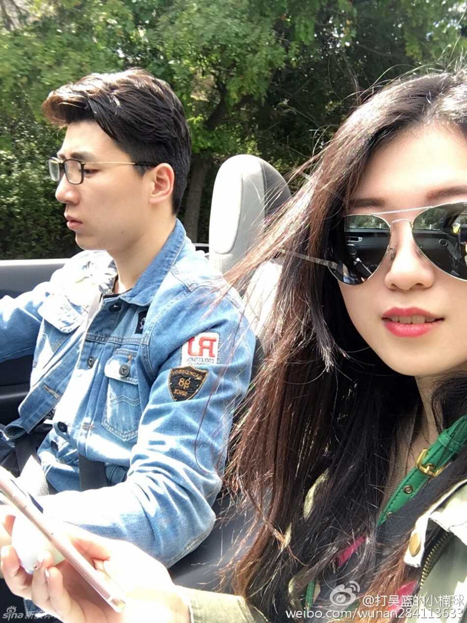 蜜月之旅圆梦洛杉矶 吴楠携爱人现场观战湖人队 吴楠在湖人队主场单独留影,他面带微笑,神态轻松,记录下自己作为球员在休赛期以游客身份重返球场的特别时刻。