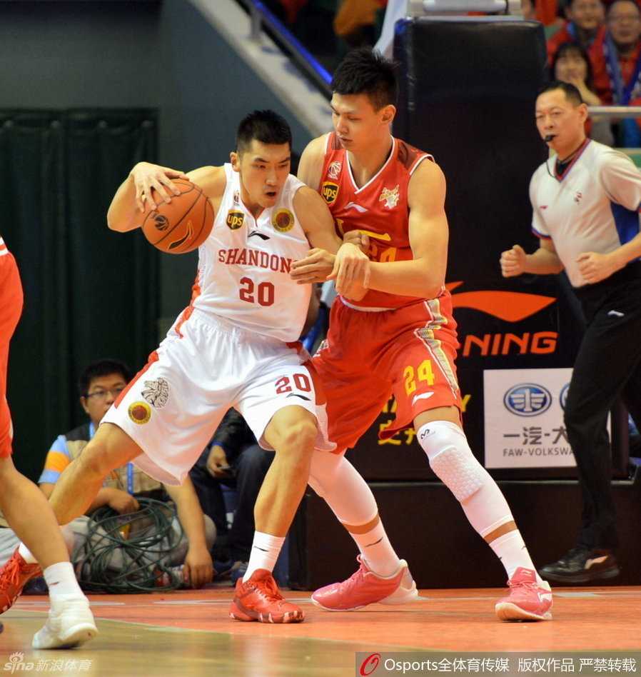 血与火的赞歌:回首2015赛季大帝与大王的篮下厮杀,那些不屈的面庞 “亚洲第一中锋”哈达迪在拼抢中面部受伤,鲜血染红了他的白色战袍,但伊朗人面无表情地处理伤口,眼神依旧如鹰隼般盯着球场。