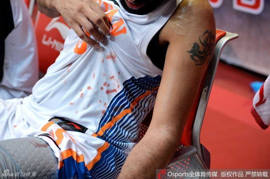 血与火的赞歌:回首2015赛季大帝与大王的篮下厮杀,那些不屈的面庞 赛前热身,王治郅望着手中的篮球,仿佛看着多年的老友。尽管已不再年轻,但指尖触碰篮球的瞬间,那个追风少年的影子依稀可见。