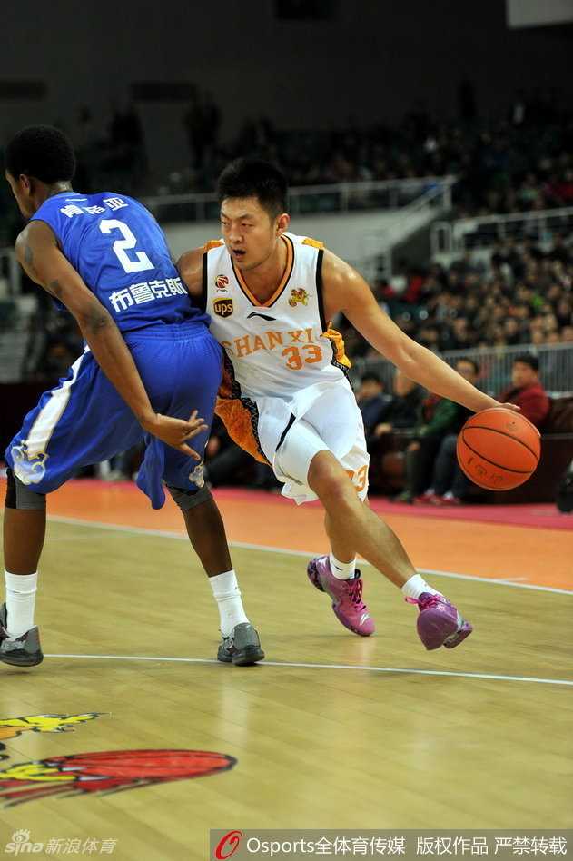 血性与逆转:CBA川军主场复仇记 哈达迪泰山压顶,在两名北控防守球员头上完成势大力沉的单手灌篮,篮筐仿佛都在颤抖