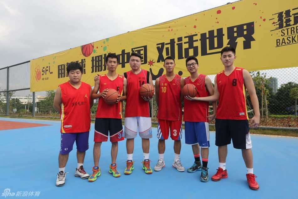 街头篮球嘉年华精彩纷呈 多支劲旅晋级引爆全场热情 街头篮球的赛场上,一名球员正试图用花哨的运球技巧晃过防守者,篮球在他手中仿佛有了生命,展现了这项运动独有的自由与创意。