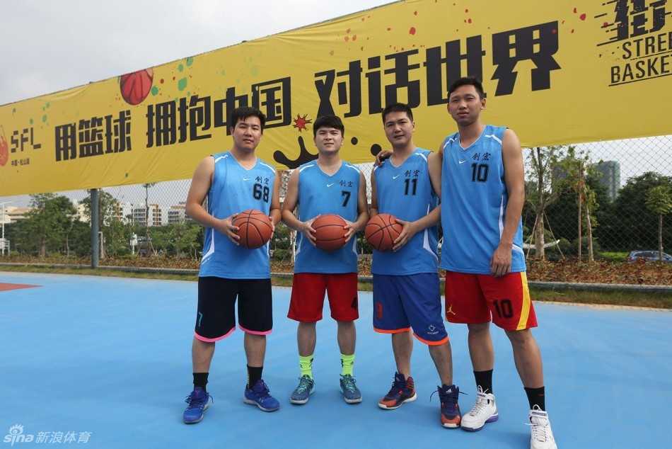 街头篮球嘉年华精彩纷呈 多支劲旅晋级引爆全场热情 单手队的队员们摆出个性十足的造型,在篮下合影,他们不仅在比赛中证明了自己,更用独特的街头风格诠释了篮球的另一种玩法。