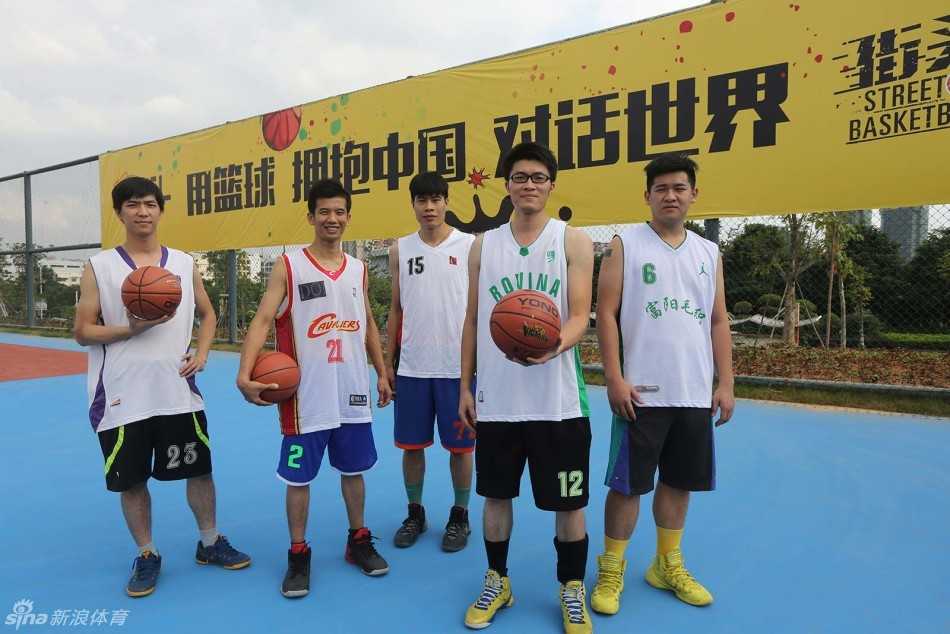 街头篮球嘉年华精彩纷呈 多支劲旅晋级引爆全场热情 成功获得晋级资格的AOK1队与AOK2队队员们在场上合影留念,每个人的脸上都洋溢着自豪与喜悦,身后的记分牌记录着他们的拼搏成果。