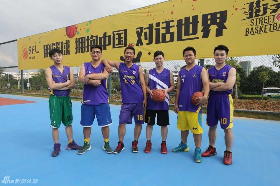 街头篮球嘉年华精彩纷呈 多支劲旅晋级引爆全场热情 一名球员在中场投篮赛中全神贯注地出手投篮,篮球在空中划过一道长长的弧线,全场的目光都聚焦于此,期待着奇迹的发生。