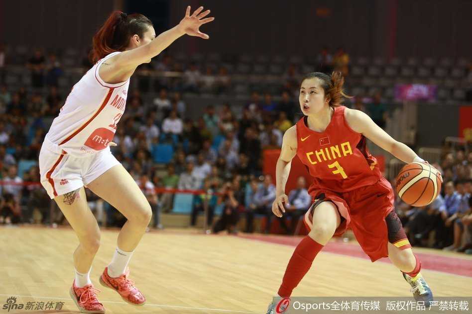 衡阳鏖战 巾帼扬威 陈楠篮下强打,凭借经验与力量顶开防守球员
