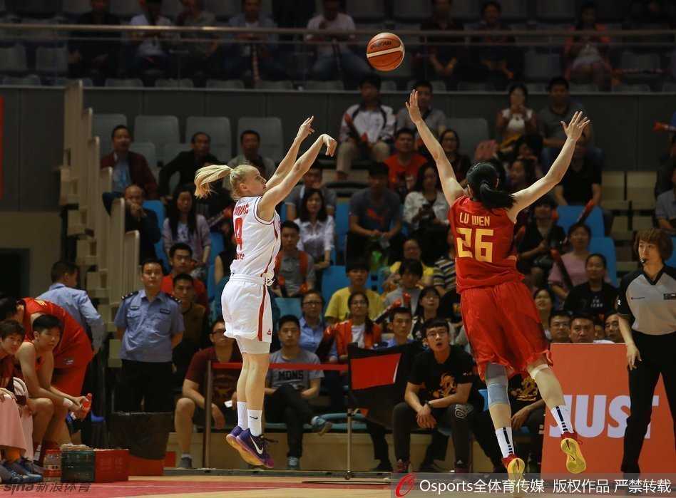 衡阳鏖战 巾帼扬威 中国女篮队员外线果断出手,篮球在空中划出优美弧线