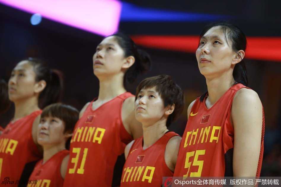 衡阳鏖战 巾帼扬威 跳球瞬间,中国女篮球员奋力跃起争夺球权