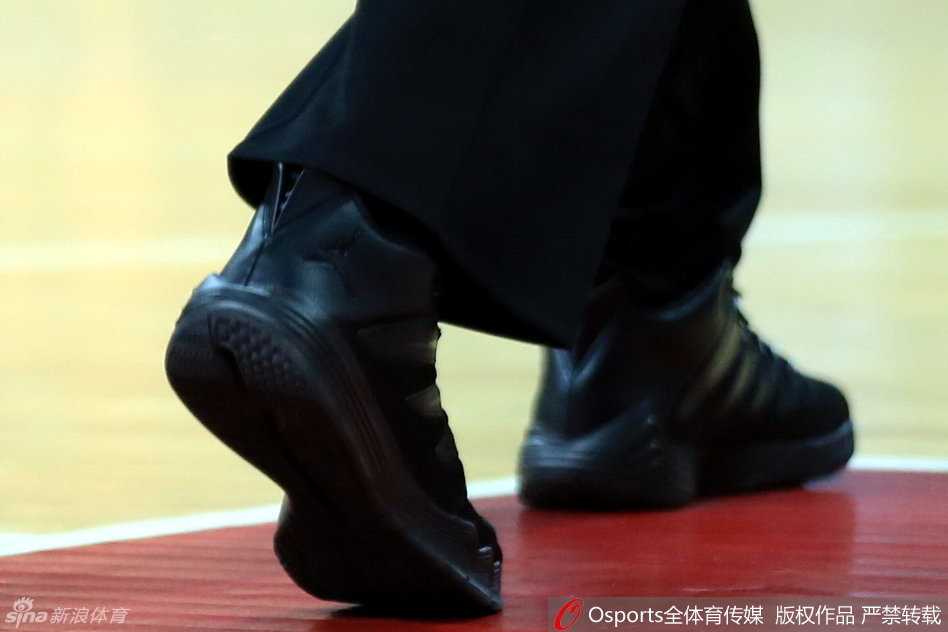 裁判脚上的“飞人”与篮协严规:回顾CBA球鞋门那夜的执法细节 裁判与技术台人员交流,抬腿搁在记录台边缘,鞋底的飞人标志和磨损的鞋跟诉说着比赛的激烈与执法的奔波