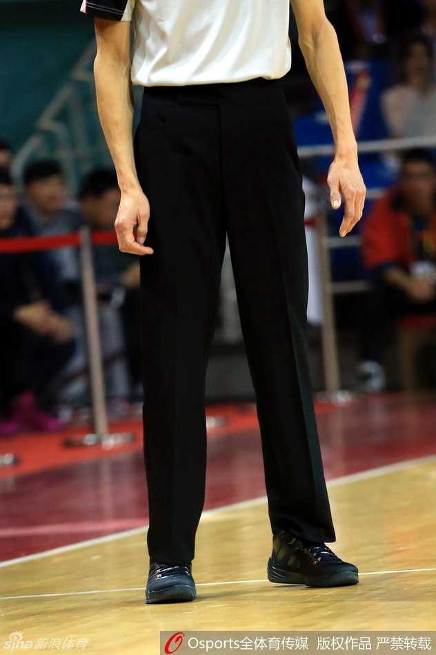 裁判脚上的“飞人”与篮协严规:回顾CBA球鞋门那夜的执法细节 裁判在底线附近奔跑执法,双脚离地瞬间,球鞋的飞人标志与裁判严肃的面部表情形成鲜明对比