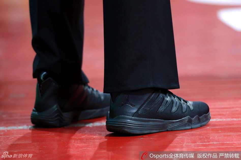 裁判脚上的“飞人”与篮协严规:回顾CBA球鞋门那夜的执法细节 裁判在赛场上专注执法,脚上球鞋的飞人标志在球场灯光下清晰可见,他眼神坚定地盯着场内攻防转换
