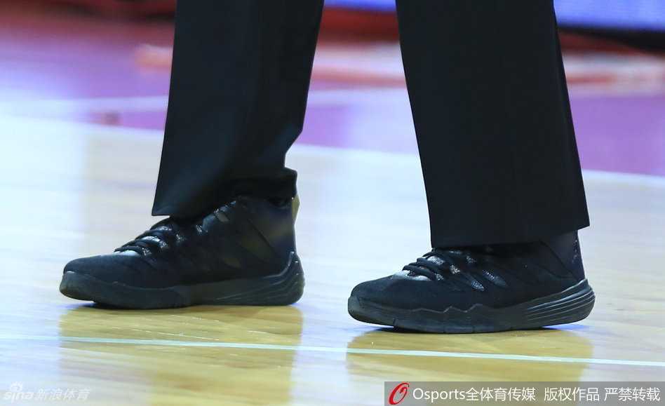 裁判脚上的“飞人”与篮协严规:回顾CBA球鞋门那夜的执法细节 全景镜头下裁判举手示意犯规,脚下的飞人logo在众多球员的李宁装备中独树一帜,成为当晚最具话题性的画面之一