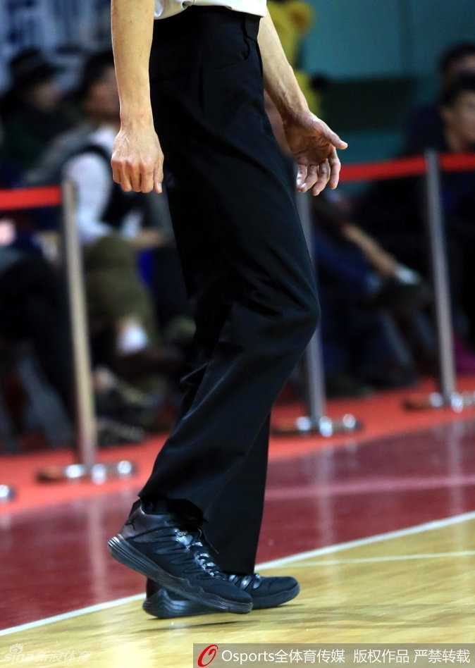 裁判脚上的“飞人”与篮协严规:回顾CBA球鞋门那夜的执法细节 裁判抬起脚展示球鞋侧面,经典的飞人logo未经任何贴标处理,鞋底纹路还沾染着球馆地板的痕迹
