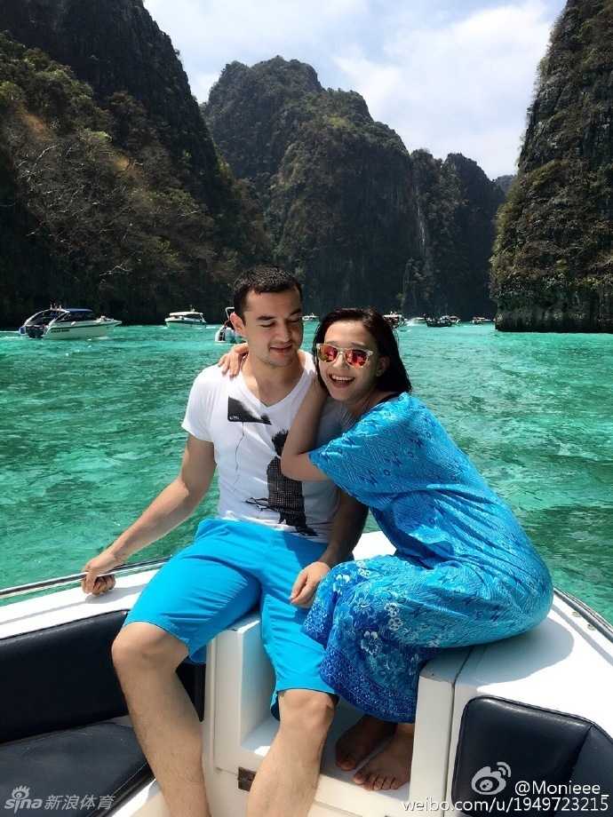 西热力江与爱妻甜蜜出游 骑大象吃海鲜羡煞旁人 在浪漫的海边晚霞中,两人穿着醒目的情侣运动鞋,手牵手漫步沙滩,留下一串串幸福的脚印。