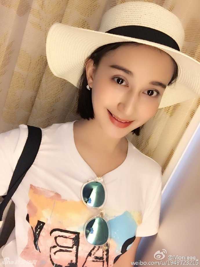 西热力江与爱妻甜蜜出游 骑大象吃海鲜羡煞旁人 在景区的许愿树下,两人将写满心愿的祈福带系在一起,镜头定格了他们抬头仰望时许下的虔诚与美好。