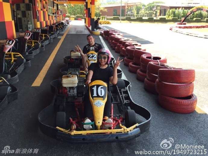 西热力江与爱妻甜蜜出游 骑大象吃海鲜羡煞旁人 西热力江身着休闲装,在热带花园里与大象进行了一次温情的亲密接触,画面既新奇又充满乐趣。