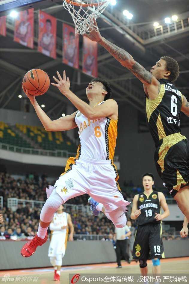 见证“浙江魔术师”:助攻王琼斯融入稠州,新赛季要率队登顶 在浙江队的新训练馆里,琼斯完成一次漂亮的助攻后,与队友激情击掌,新环境的新鲜感与团队的温暖,都融在了这响亮的一掌之中。