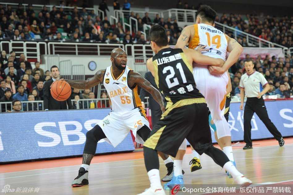 见证“浙江魔术师”:助攻王琼斯融入稠州,新赛季要率队登顶 迎着防守人,琼斯高高跃起,在空中展现惊人的滞空能力,时间仿佛在那一刻变慢,他在对手的指尖上完成了一记飘逸的左手上篮。