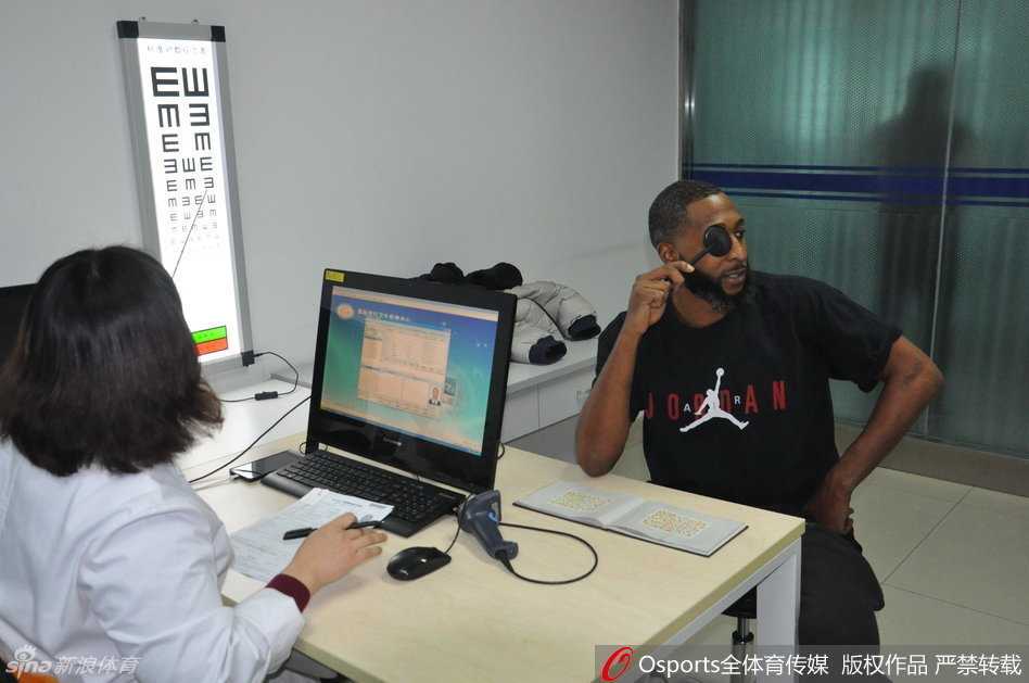 詹皇前队友普莱斯驾到,山东高速迎来新舵手 体检项目全部完成,普莱斯穿上外套与工作人员握手致意,仿佛在进行一场赛前的仪式,正式宣告自己成为山东高速男篮的一员。