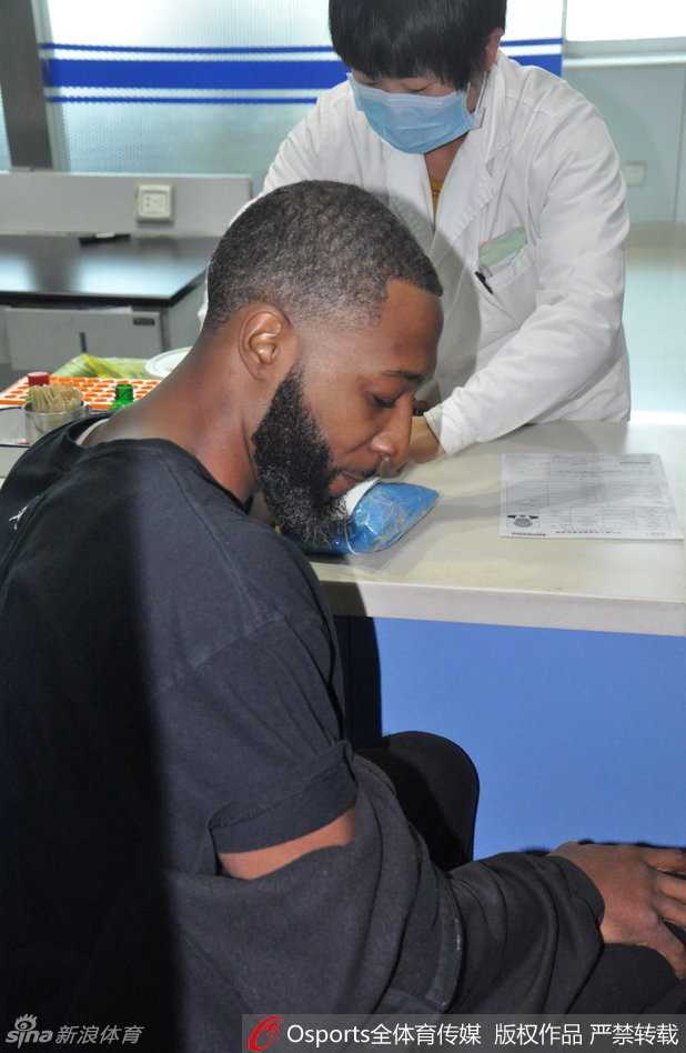 詹皇前队友普莱斯驾到,山东高速迎来新舵手 抽血间隙,普莱斯侧身面对镜头,标志性的浓密胡须下露出一抹淡定的微笑,仿佛在丈量着与胜利之间的距离。