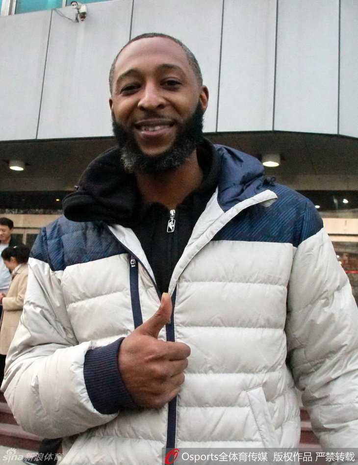 詹皇前队友普莱斯驾到,山东高速迎来新舵手 普莱斯面带从容的微笑,眼神中透露出对新征程的无限憧憬与自信,静静等待着一系列身体机能测试。