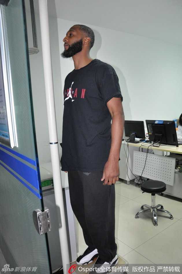 詹皇前队友普莱斯驾到,山东高速迎来新舵手 普莱斯正全神贯注地盯着视力表,手指轻轻指向下方,认真的表情如同在比赛中寻找对手防守的破绽。