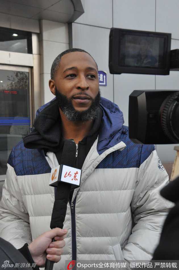 詹皇前队友普莱斯驾到,山东高速迎来新舵手 面对众多记者的话筒与镜头,普莱斯侃侃而谈,眼神坚定,手势有力,正在描绘与山东队冲击季后赛的蓝图。