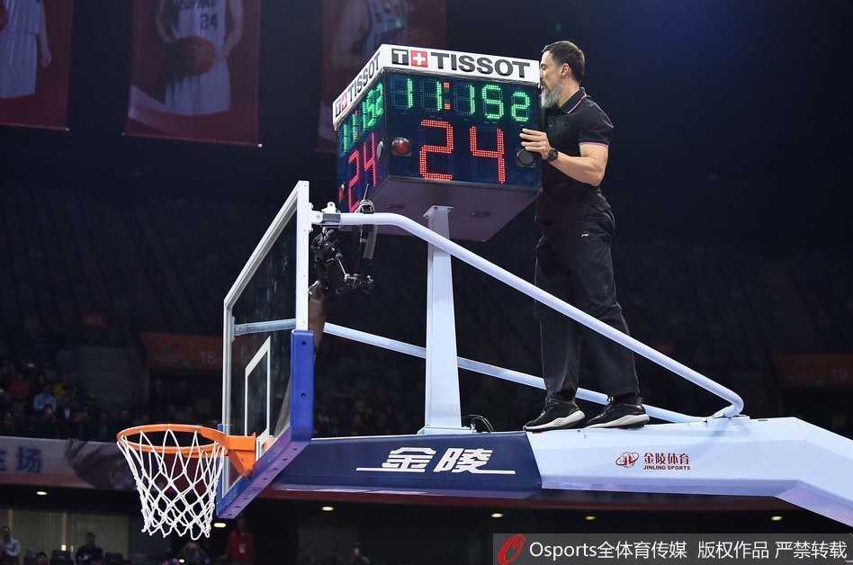 计时器上的孤独篮球与丁彦雨航的巧妙插曲 工作人员成功拿到篮球后,场下的丁彦雨航和队友们仰头观望,脸上带着轻松的笑容
