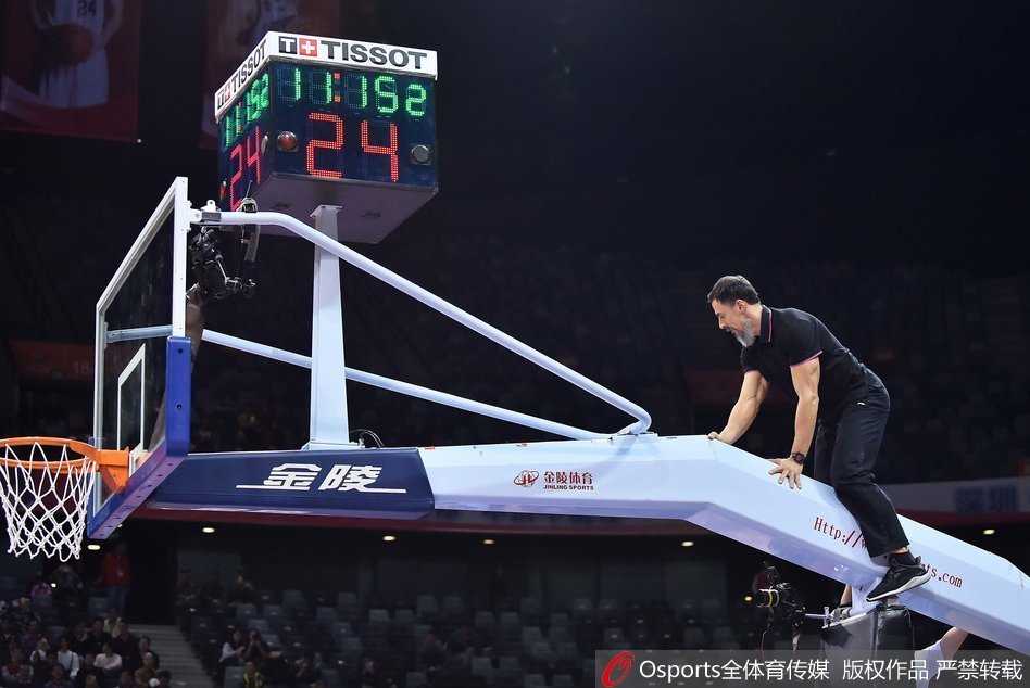 计时器上的孤独篮球与丁彦雨航的巧妙插曲 孤独的篮球稳稳地卡在篮板上沿的计时器上,球员们只能抬头仰望,束手无策