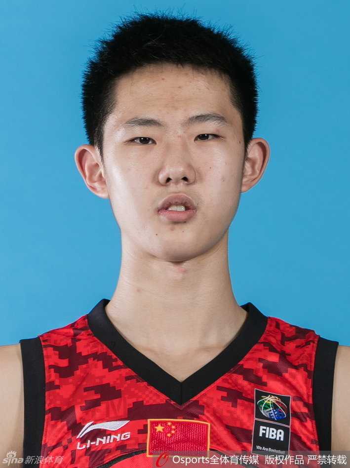 记忆中的那一抹红:揭秘U17国青男篮的昔日荣光与今日足迹 白昊天在训练中奋力突破,汗水挥洒,肌肉线条紧绷,展现出“技术全面”的悍将本色。