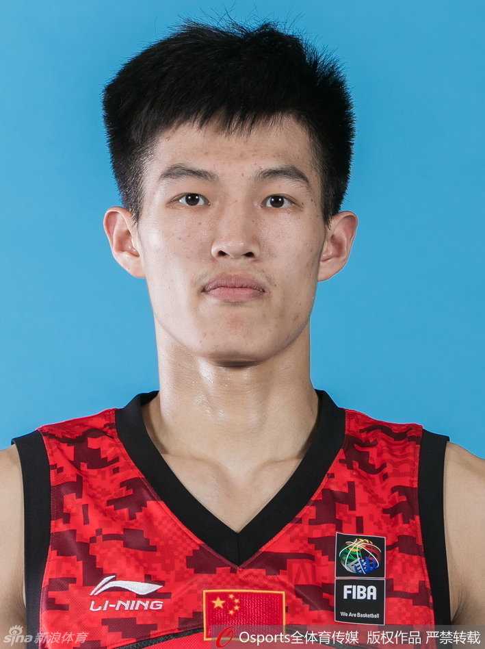 记忆中的那一抹红:揭秘U17国青男篮的昔日荣光与今日足迹 王奕博作为队长,正召集队友们围成一圈,他拍手鼓劲,年轻的脸庞上写满了与年龄不符的坚毅与担当。