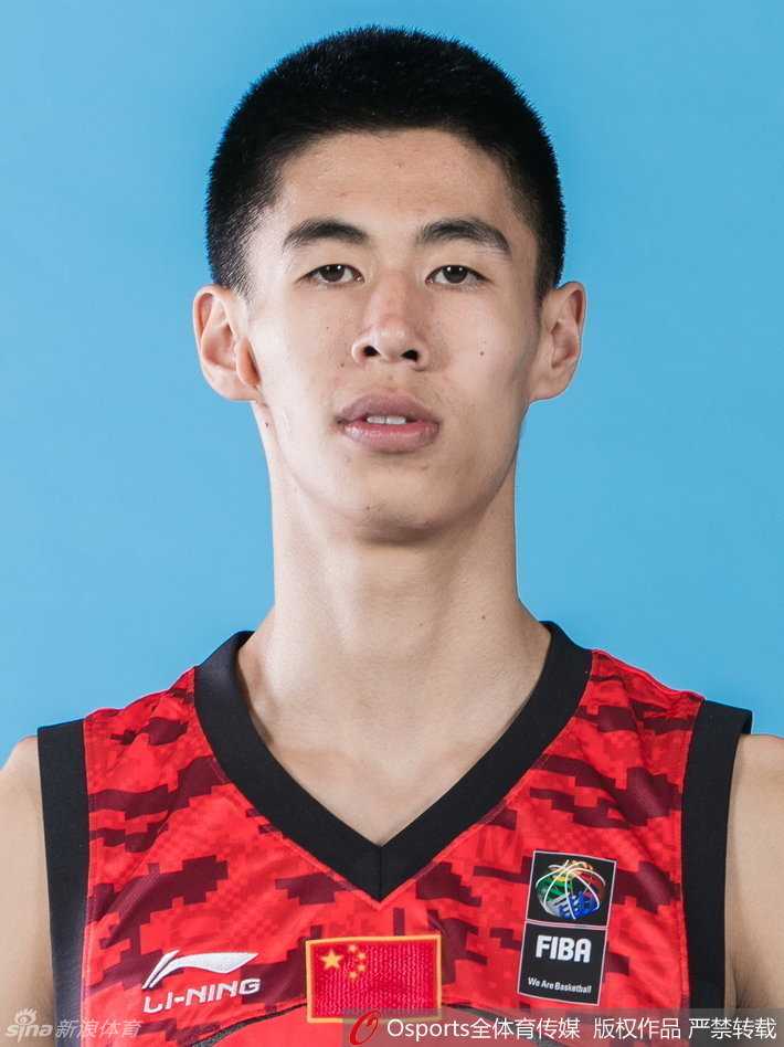 记忆中的那一抹红:揭秘U17国青男篮的昔日荣光与今日足迹 全体U17国青男篮的大合影中,少年们肩并肩站在一起,背景的五星红旗格外耀眼,定格了中国篮球未来的基石。