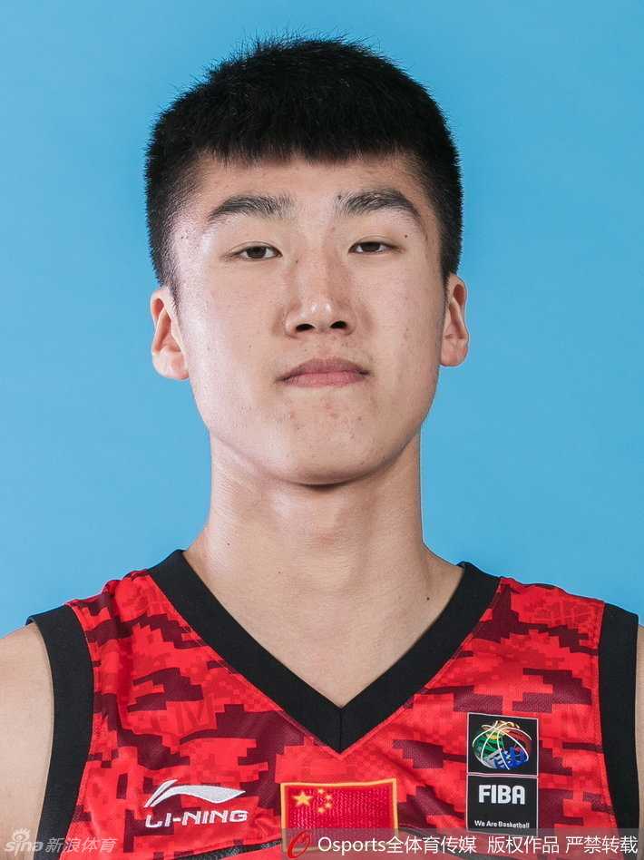 记忆中的那一抹红:揭秘U17国青男篮的昔日荣光与今日足迹 刘宇轩在内线卡位要球,肌肉对抗的瞬间仿佛能听到球鞋摩擦地面的声音,充满了青春的力量感。