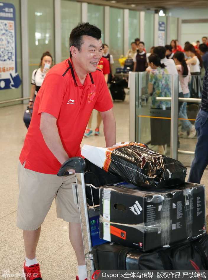 记忆里的那抹红色,那些年的中国U17国青女篮 主教練李建新在場邊神色嚴峻地佈置戰術,眼神中充滿了對弟子們的信任與期待。