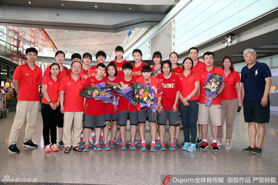 记忆里的那抹红色,那些年的中国U17国青女篮 鋒線球員張玲閣外線果斷出手,球在空中劃出優美弧線,這一刻她就是球隊最信賴的得分點。