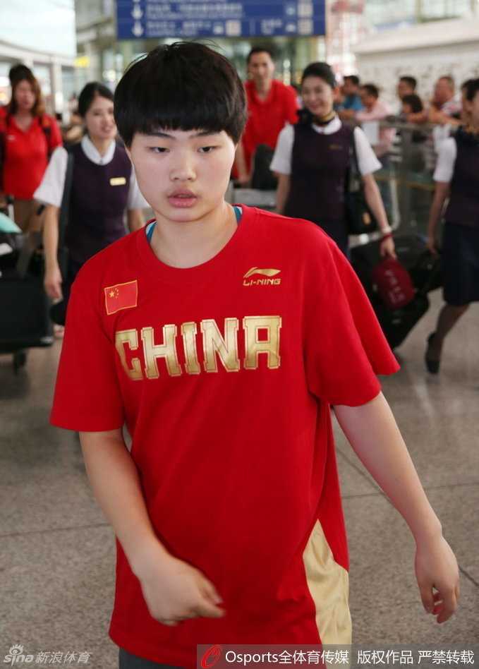 记忆里的那抹红色,那些年的中国U17国青女篮 隊內核心韓旭在籃下強硬卡位,憑藉身高優勢舉手要球,稚嫩的臉龐上寫滿了對勝利的渴望。