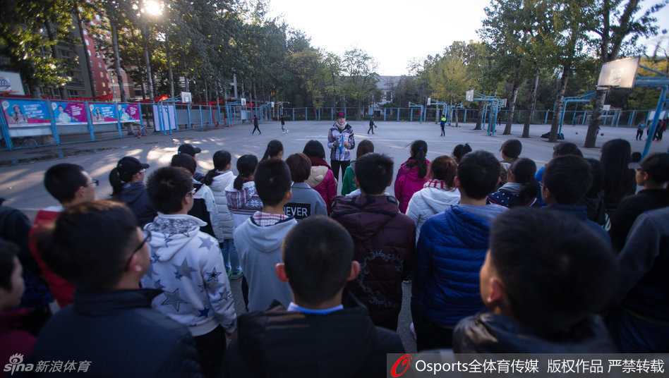 讲台上走来前女篮国手,北科大的篮球课从此不一样 上课前,许诺老师正拿着名单进行‘课前讲话’和点名,她神情认真又不失亲切,学生们安静地围在四周,等待新老师的第一次问候。